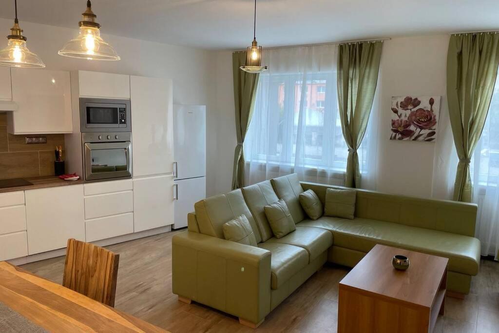 Newly Renovated 2 Rooms Apartment Downtown Nitra Exteriör bild